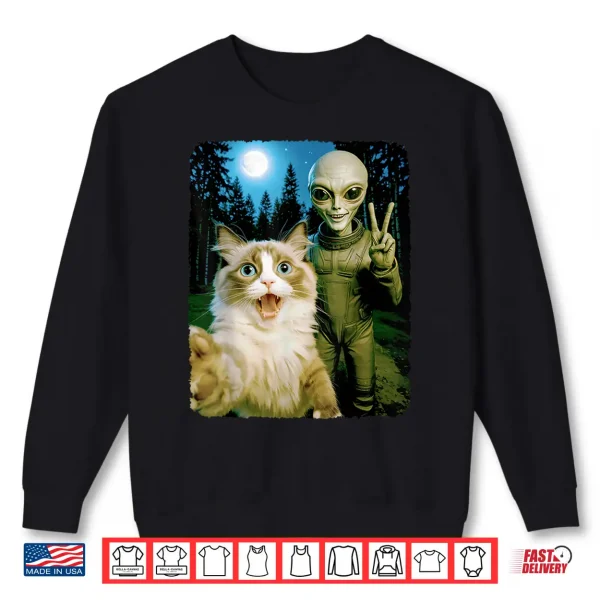 Sweatshirt Funny Surprised Ragdoll Cat Selfie with Alien Peace Sign Art Shirt